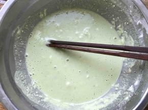 将黄瓜汁和面粉搅拌，成流动的糊