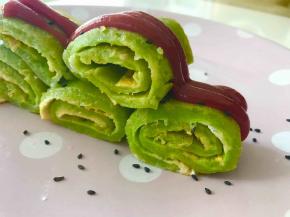 最后卷起来切段装盘，挤上番茄酱。