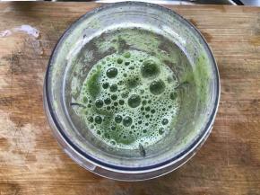 黄瓜切丁放入搅拌机打成汁，滤筛出汁液备用