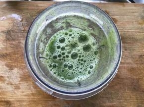 黄瓜切丁放入搅拌机打成汁，滤筛出汁液备用
