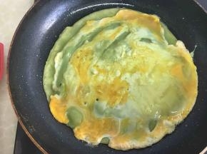 然后打入鸡蛋，在面皮上搅匀，小火，盖上锅盖焖几分钟。