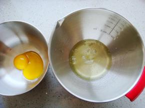 盆里要干净无水无油，小心分离蛋白和蛋黄。