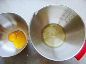 盆里要干净无水无油，小心分离蛋白和蛋黄。
