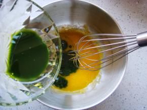 蛋黄里加入盐，加入10克的白砂糖。搅拌均匀倒入菠菜汁玉米油，继续搅拌。