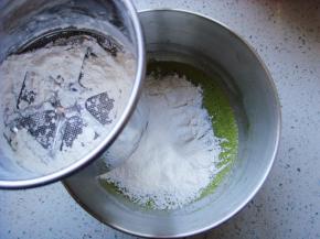 筛入低筋面粉。（面粉过筛使充分蓬松利于搅拌）