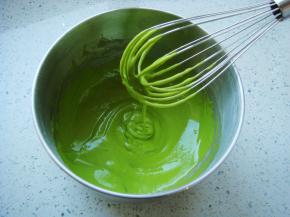 划“Z”字形搅拌均匀至无颗粒，提起蛋糊呈丝绸状落下的状态为佳。（面糊不易过稠，因为烘烤中表面容易开裂）