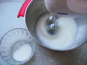 这时把烤箱预热上：上下150度。蛋白里加入剩余的25克白砂糖（分三次加入）先用电动打蛋器打到鱼泡泡状加入一小部分。