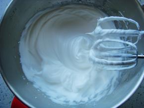 打发几圈后再次加入。电动打蛋器高速打发蛋白，最后一次加入剩余的糖粉，继续高速打发。提起打蛋器观察蛋白状态：呈现完全直立的尖尖的角就好了。（千万注意要打发到位，不要有一点点的弯弯，很关键哦）