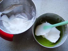 把打好的蛋白分一半倒入菠菜蛋黄糊糊里。