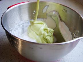 呈“J”字形翻拌，不可划圈避免消泡。翻拌均匀后倒入剩下的蛋白中。