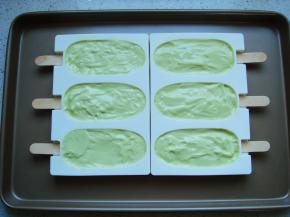 继续翻拌均匀后倒入冰棒硅胶模具中，插入木棒。表面用刮刀稍微修平整，放入烤盘中。