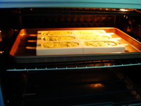 烤箱预热好后：放入中下层，上145度，下150度，放中层，烤35分钟。出炉待晾凉后脱模。