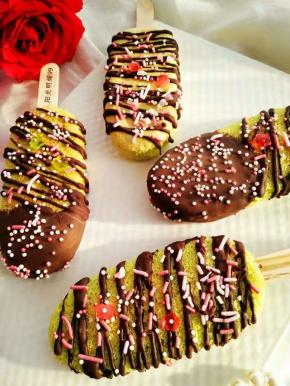 也可用QQ糖切片撒在表面做点缀。