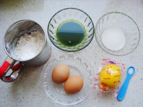 食材称好备用，菠菜清洗干净后，沥干水份打汁过滤下。（图中菠菜汁和玉米油倒在了一起）菠菜打汁时不要加水哦，这样做出的成品会更嫩绿，更漂亮！