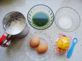 食材称好备用，菠菜清洗干净后，沥干水份打汁过滤下。（图中菠菜汁和玉米油倒在了一起）菠菜打汁时不要加水哦，这样做出的成品会更嫩绿，更漂亮！