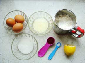 材料称好备用。（玉米油和牛奶可以倒在一起）