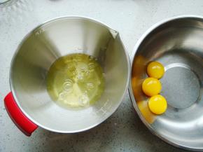 盆里无水无油，小心分离蛋黄和蛋白。