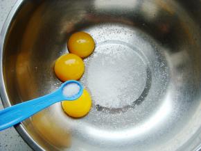 蛋黄里放入盐，加入10克的白糖（总份量内）搅拌均匀。