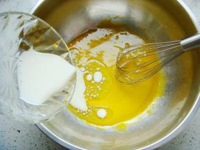 倒入玉米油和牛奶，搅拌均匀。