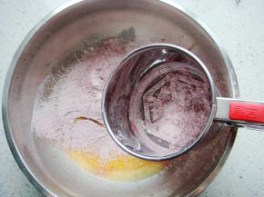 低筋面粉里倒入红曲粉混合后筛入蛋黄糊糊里。（面粉过筛使充分蓬松利于搅拌）