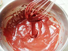 划“Z”字形搅拌均匀至无颗粒，提起蛋糊呈绸带状落下的状态为佳。