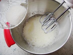 这个时候先把烤箱预热上：上140度，下150度。蛋白里滴入数滴柠檬汁，加入剩余的30克糖粉（分三次加入）先用电动打蛋器打到鱼泡泡状加入一小部分。打发几圈后再次加入，电动打蛋器高速打发蛋白，最后一次加入剩余的糖粉，继续高速打发。