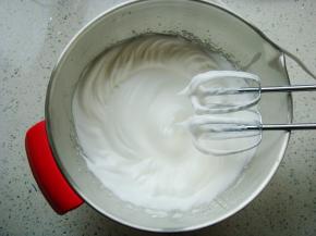 提起打蛋器观察蛋白状态：呈现完全直立的尖尖的角就好了。（千万注意要打发到位，不要有一点点的弯弯，很关键哦）