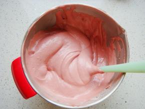 继续用刮刀翻拌均匀。