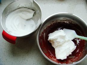 把打好的蛋白分一半倒入红蛋黄糊糊里。