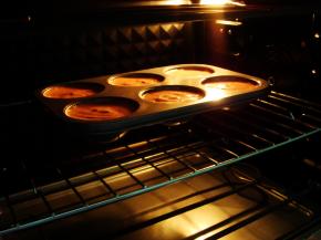 烤箱预热好后：放入中层，上140度，下150度，烤25分钟。出炉后的蛋糕无需倒扣。晾凉后即可脱模。