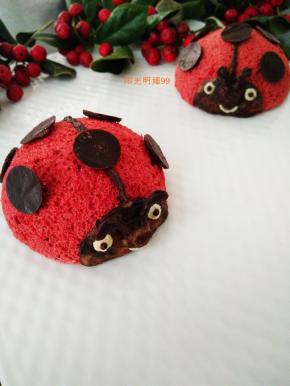 用融化的巧克力在蛋糕中间画上一条直线，画出黑色的头部，沾上触角，用黑白巧克力画上眼睛，背部沾上7个黑色小圆片即可。