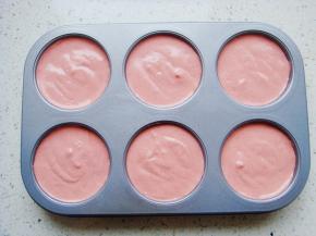 把翻拌好的糊糊倒入模具中，倒入9分满。在台面上镇几下，镇出大气泡，用竹签左右“Z”字形划掉小泡泡。