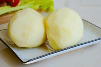 土豆去皮备用。