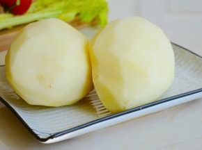 土豆去皮备用。