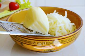 用插丝器插丝，当然也可以用刀切~
但食光姐姐觉得，这种老式的插丝器，擦出来的不规则的丝更好吃一些~