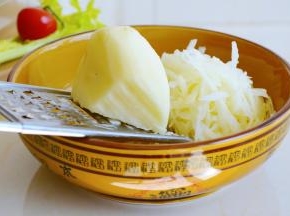 用插丝器插丝，当然也可以用刀切~
但食光姐姐觉得，这种老式的插丝器，擦出来的不规则的丝更好吃一些~