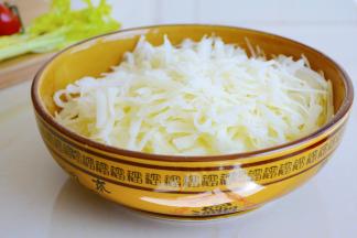 放入盐腌制十分钟，让土豆丝变的柔软~
如果土豆的含水量过大，腌制好后倒入多余的土豆汁液~