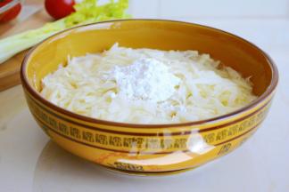 放入十三香和一点面粉，不需要很多。
放面粉是为了让土豆丝之间更好的贴合，
在煎制过程中好翻面~