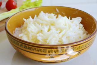 面粉与土豆搅拌均匀~