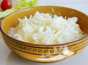 面粉与土豆搅拌均匀~