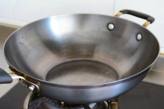 找一个适中大小的厚底锅子烧热。
锅子底部大小就是烘饼的大小~