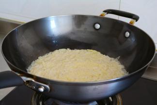 用锅铲把土豆丝摊平~