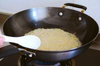 小勺沿着锅边淋入一点油，
一会儿可以更好的翻面~