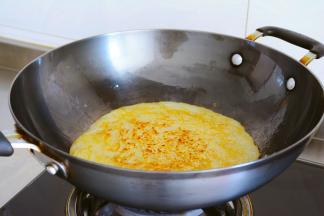 煎到土豆有一层锅巴的时候，
用锅铲推动土豆饼，让土豆饼与锅体分离后翻面~
如果担心锅铲翻不过来，可以先倒入盘中，然后在扣回锅内~
用锅铲把土豆饼往内推，整理出光滑的边圆~