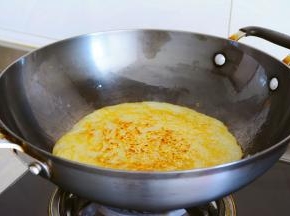 煎到土豆有一层锅巴的时候，
用锅铲推动土豆饼，让土豆饼与锅体分离后翻面~
如果担心锅铲翻不过来，可以先倒入盘中，然后在扣回锅内~
用锅铲把土豆饼往内推，整理出光滑的边圆~