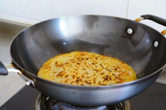 直保持中小火慢煎，到两面金黄，中间无硬心即可~
相对来说多烘一会的土豆饼更好吃。
外表会有一成厚厚的焦壳，内部土豆味道也就更香浓~
一般食光姐姐都会不少于20分钟的煎制~