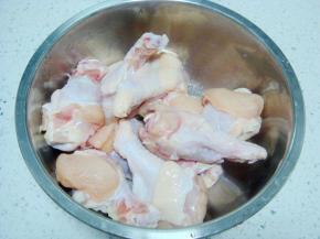 鸡翅根清洗干净，沥干水分。