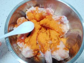 放入辣椒粉5克。（随个人口味适量添加，不喜辣可忽略不加。）