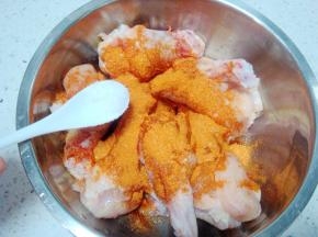 放入辣椒粉5克。（随个人口味适量添加，不喜辣可忽略不加。）