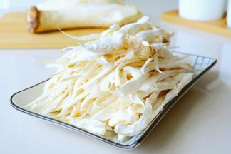 顺着杏鲍菇生长的方向，撕成0.5厘米的丝状~
不要用刀切，口感绝对不一样~